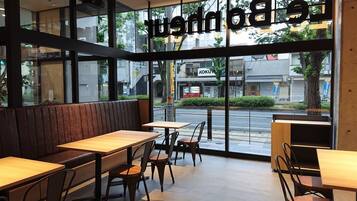 Un interior de restaurante con cabinas, mesas y sillas.