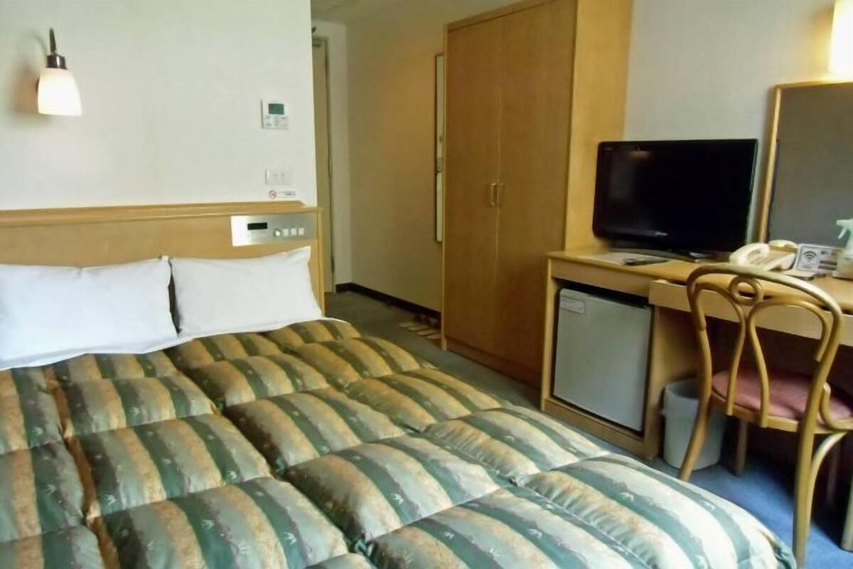 1 bedroom, desk, blackout drapes, free WiFi