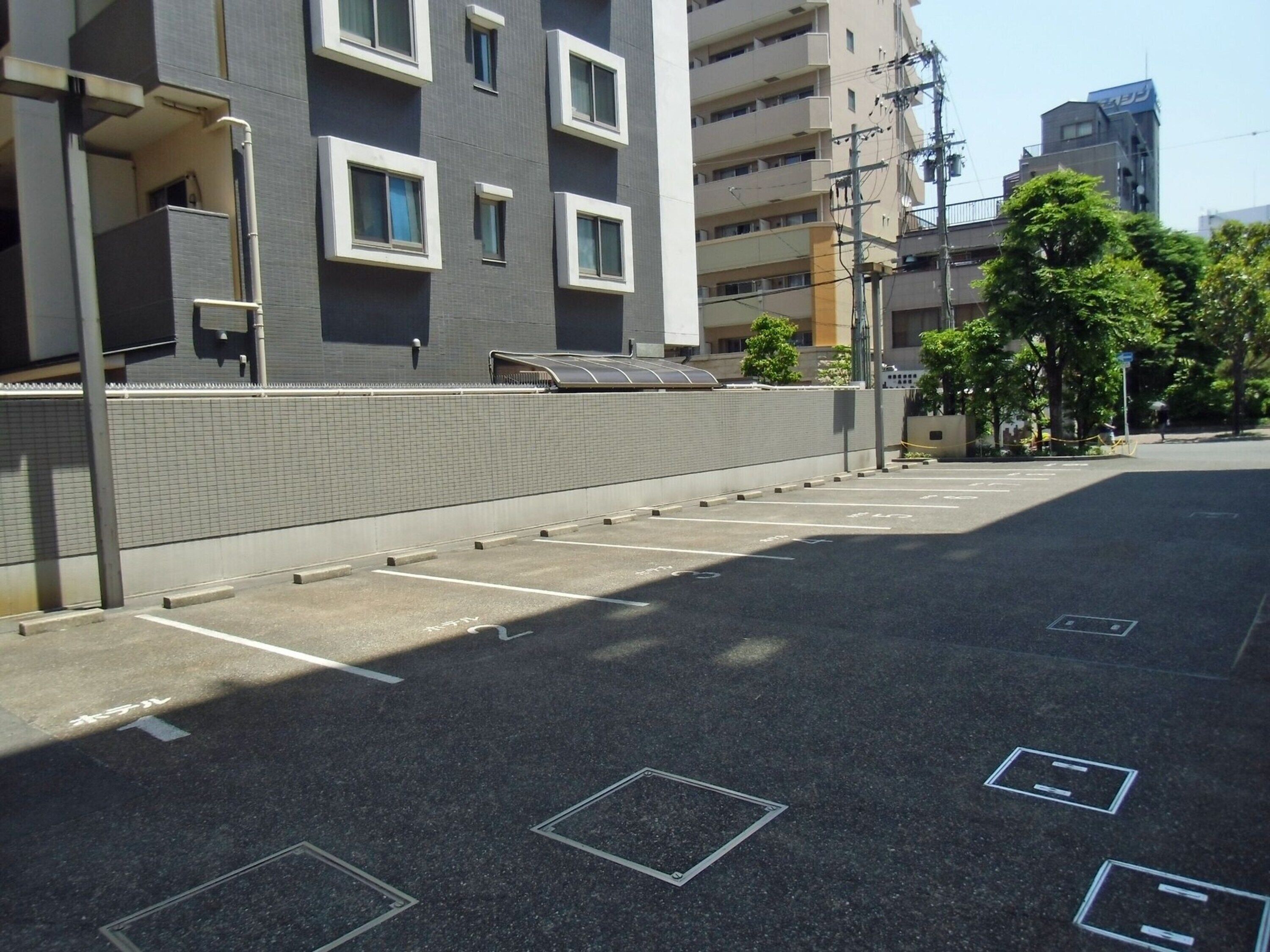 Pysäköintimahdollisuus (1100 JPY per päivä)