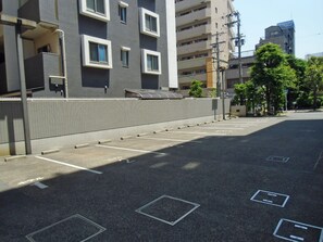 Parkeerplaatsen (voor JPY 1100 per dag)