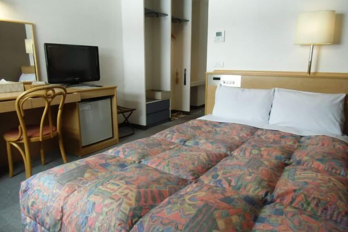 Escritorio, cortinas blackout, wifi gratis y ropa de cama