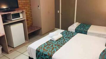 Triple Room | Desk, iron/ironing board, free WiFi, bed sheets