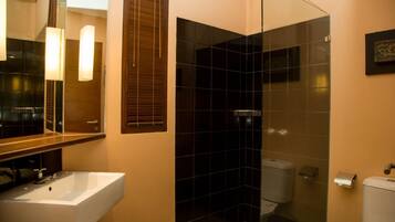 Junior Suite | Bathroom | Shower, free toiletries, hair dryer, slippers