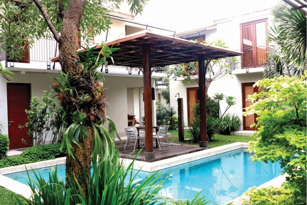 Una piscina al aire libre