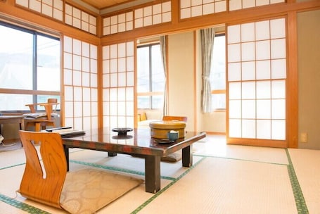 Desk, free WiFi. Yugawara Onsen Ryokan Greenso