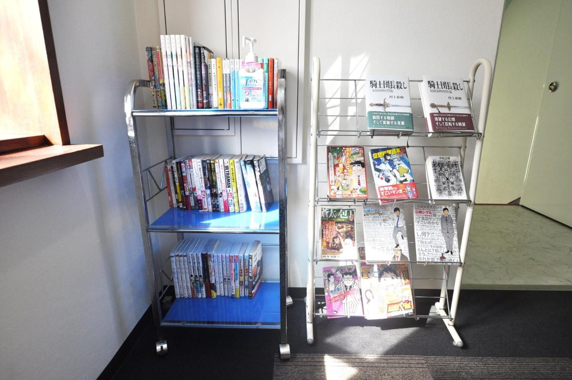 Uma biblioteca com estantes de livros e revistas.