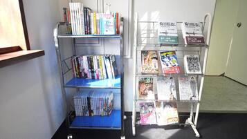 Uma biblioteca com estantes de livros e revistas.
