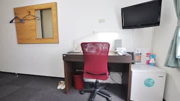 Kamar Single, Boleh Merokok | Meja kerja, tirai kedap cahaya, Wi-Fi gratis, dan seprai linen