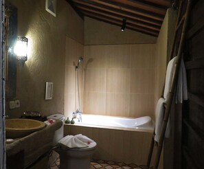 Super Delux​e Room | Bathroom | Combined shower/tub, free toiletries, hair dryer, slippers - Kampung Cenik (Legian)