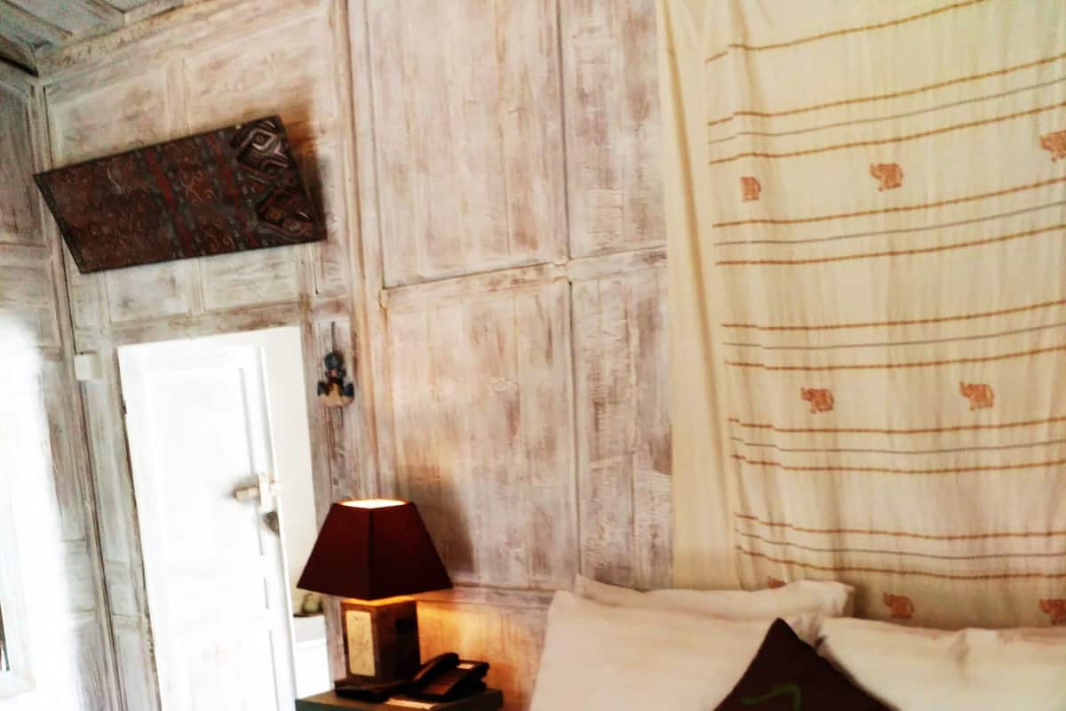 Deluxe Double Room | In-room safe, desk, cribs/infant beds, rollaway beds
