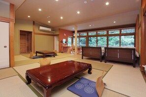 Japanese Western Style Room, For 2-8 People, Private Cedar Open-Air Bath (Kawa no Ma)