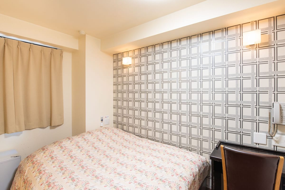 Escritorio, cortinas opacas, sistema de insonorización y wifi gratis