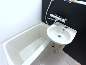 Combined shower/bathtub, deep-soaking bathtub, free toiletries - Yokohama Town Hotel 24 (Yokohama)
