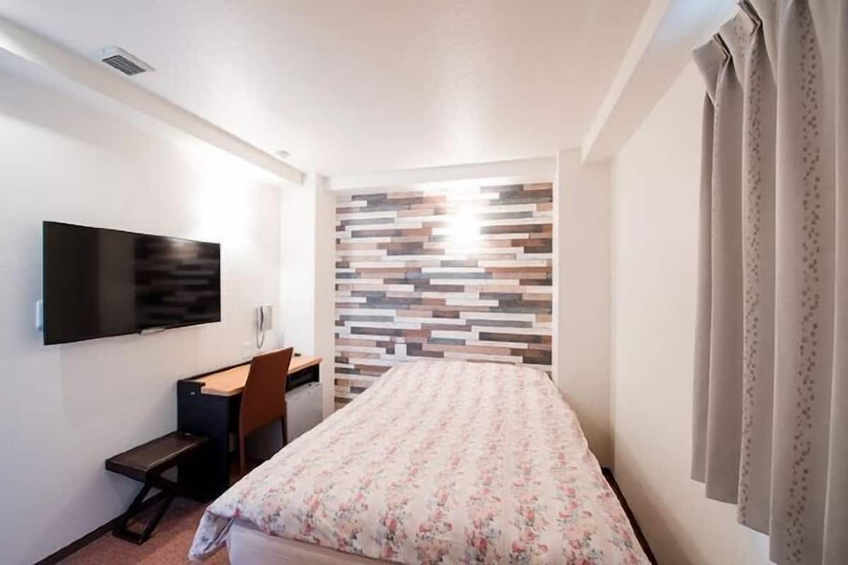 Schreibtisch, Verdunkelungsvorhänge, schallisolierte Zimmer