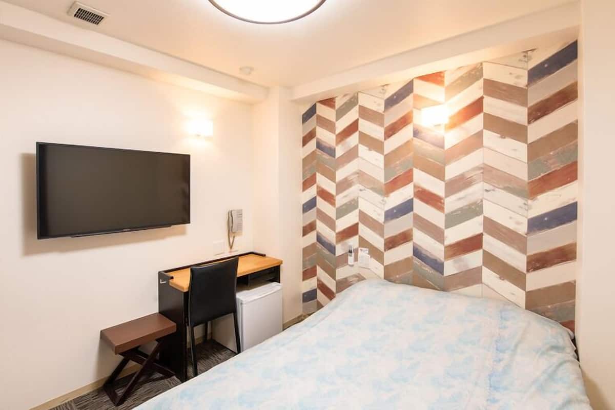 Escritorio, cortinas opacas, sistema de insonorización y wifi gratis