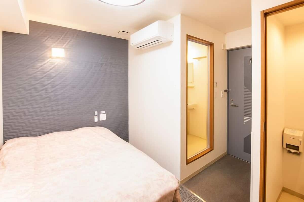 Escritorio, cortinas opacas, sistema de insonorización y wifi gratis