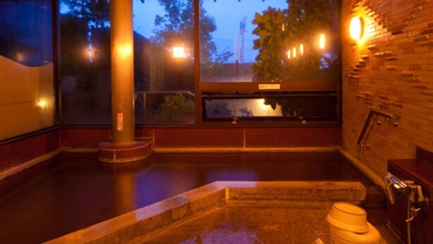 A spa room with a large window, a stone bathtub, and a wooden wall. - Choubounoyado Shiori (Beppu)