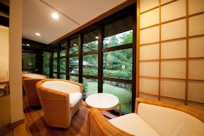 双床房, 无烟房 (Private Cabin, with Outbath) | 高档床上用品、迷你吧(备有免费物品)、办公桌、免费 WiFi