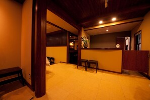 Quầy tiếp tân