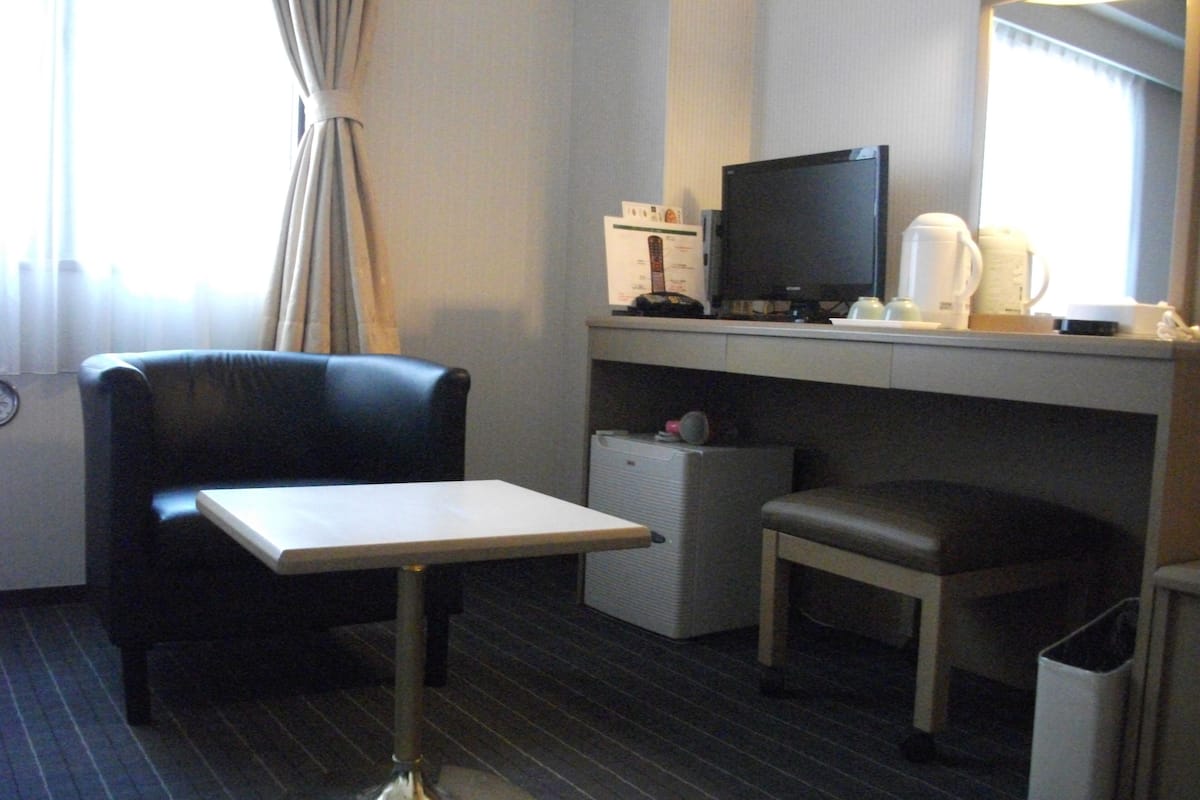 superior twin room, smoking (21.5㎡) | 1 bedroom, desk, free wifi, bed sheets