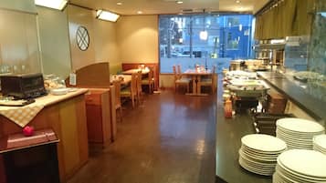 每日供應自助早餐 (每人 JPY700)