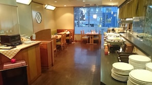 Daily buffet breakfast (JPY 700 per person)