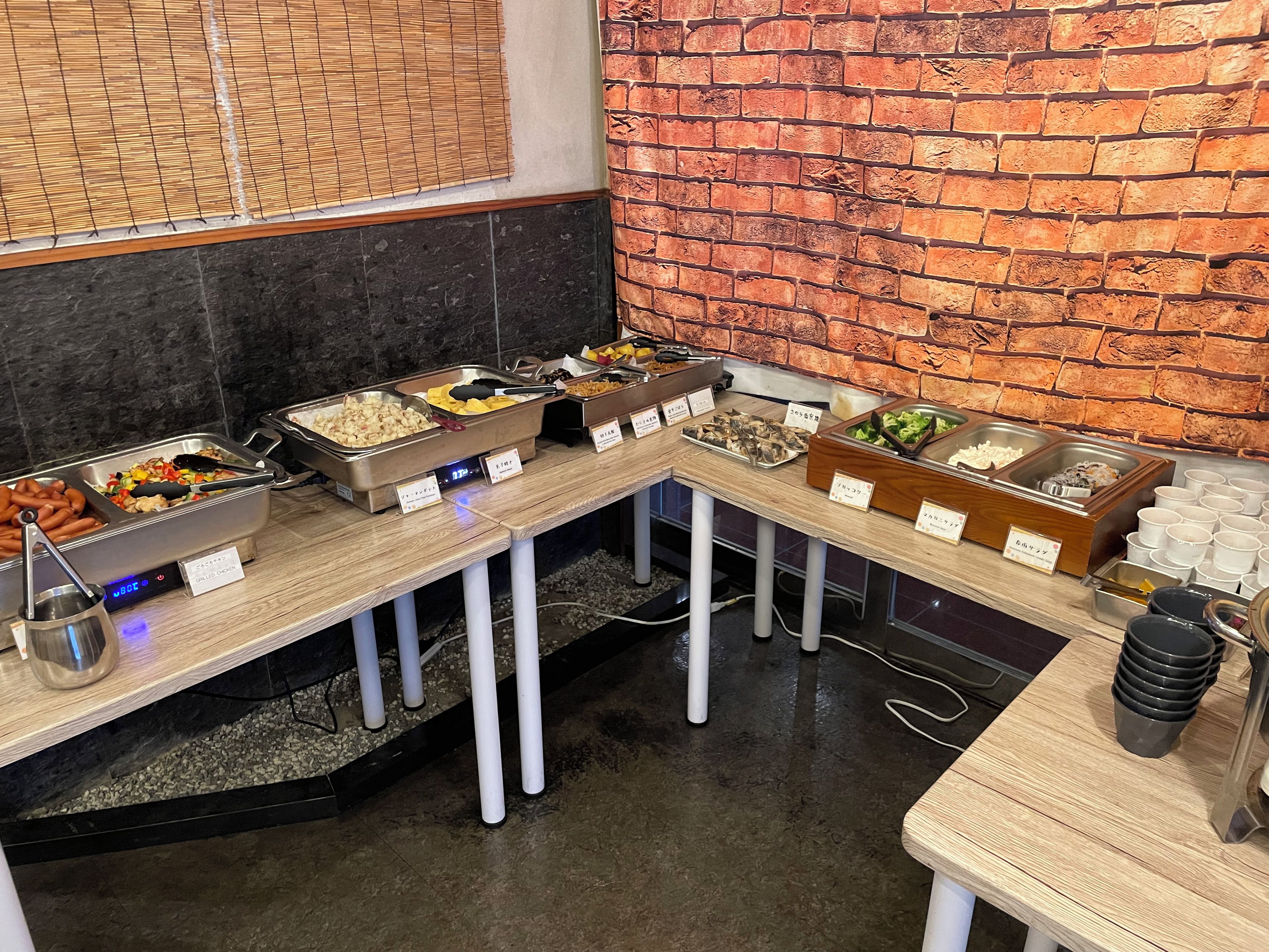 Una barra de desayuno con diferentes alimentos y utensilios.