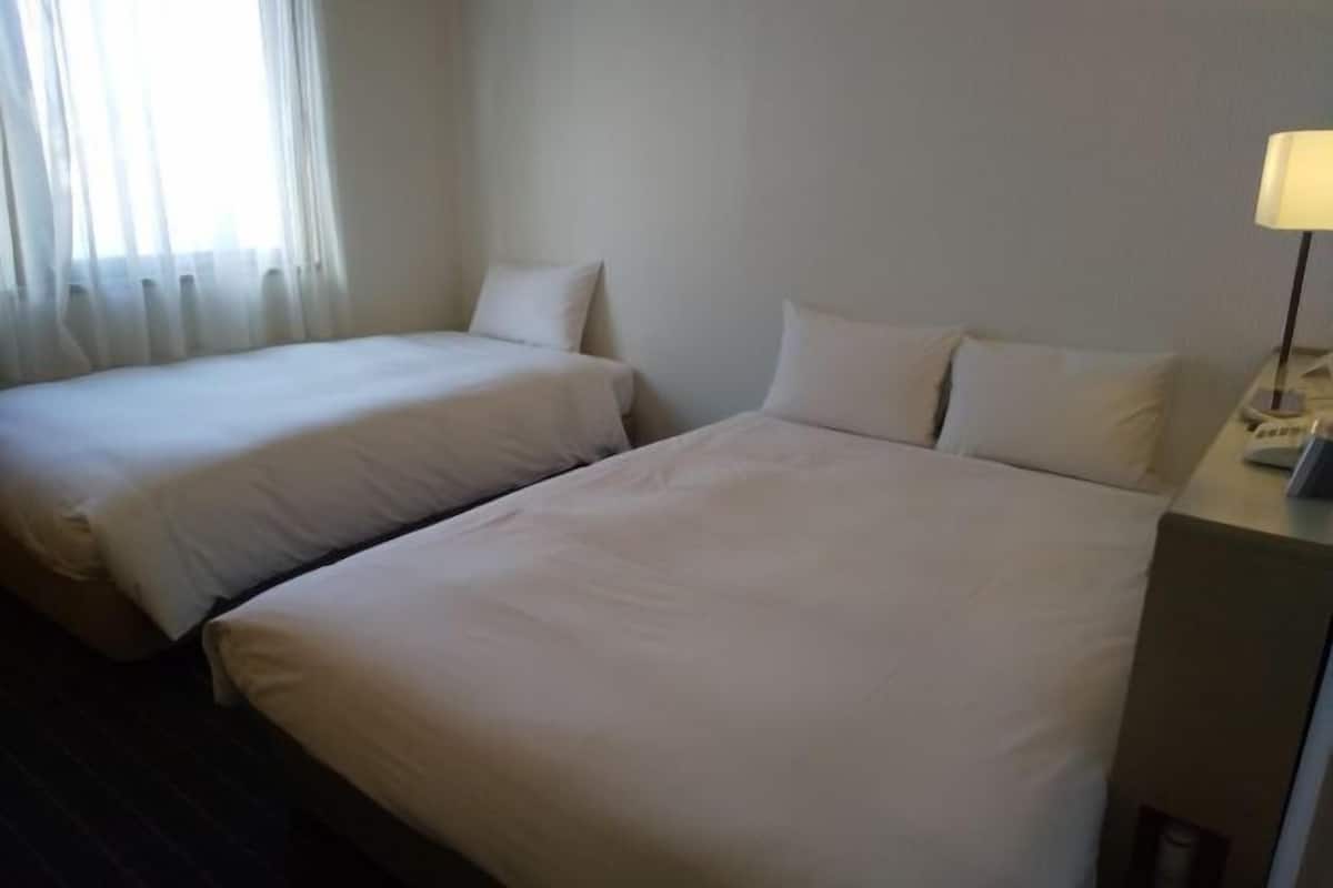 Escritorio, wifi gratis, ropa de cama