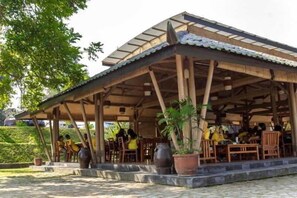 Outdoor dining - Sambi Resort, Spa & Resto (Pakem)