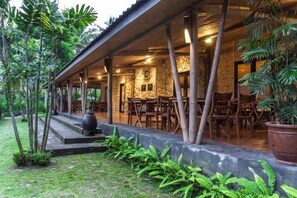 Outdoor dining - Sambi Resort, Spa & Resto (Pakem)