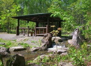 Área de parrillas y picnic