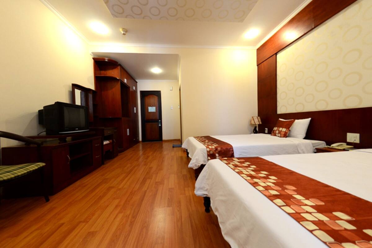 Minibar, in-room safe, desk, WiFi (free)