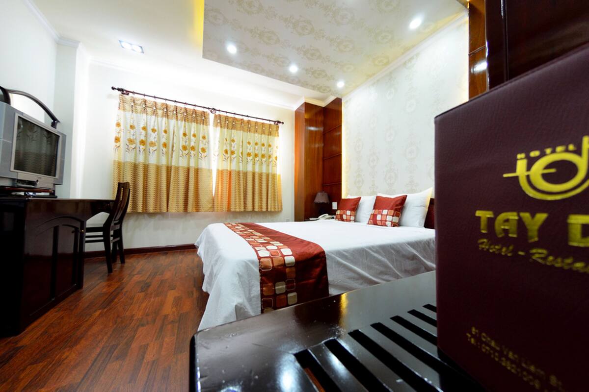 Minibar, in-room safe, desk, WiFi (free)