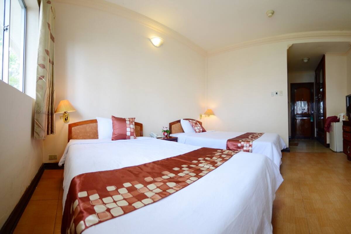 Minibar, in-room safe, desk, WiFi (free)