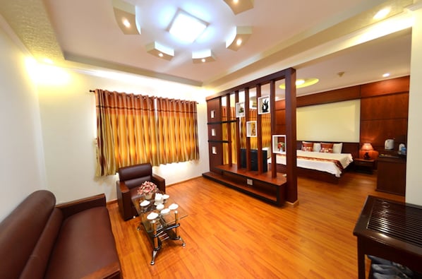 迷你吧、客房內保險箱、書桌、免費無線上網