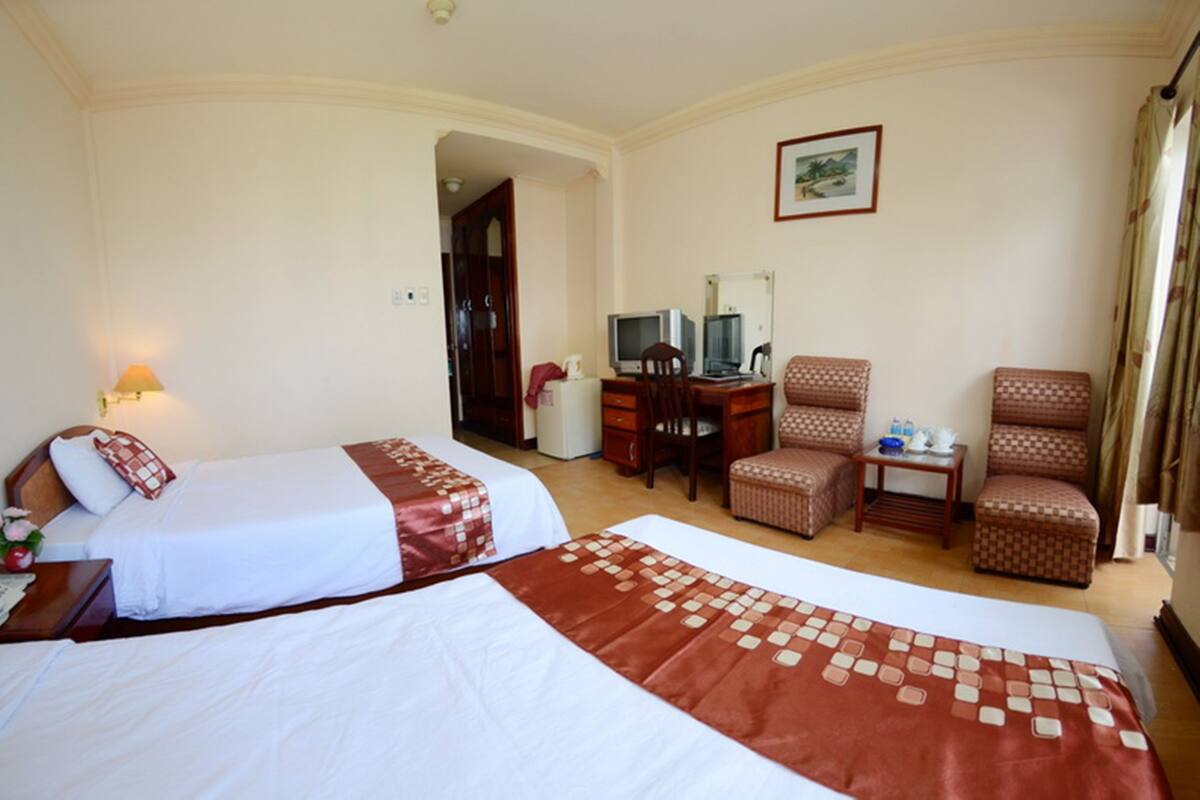 Minibar, in-room safe, desk, WiFi (free)