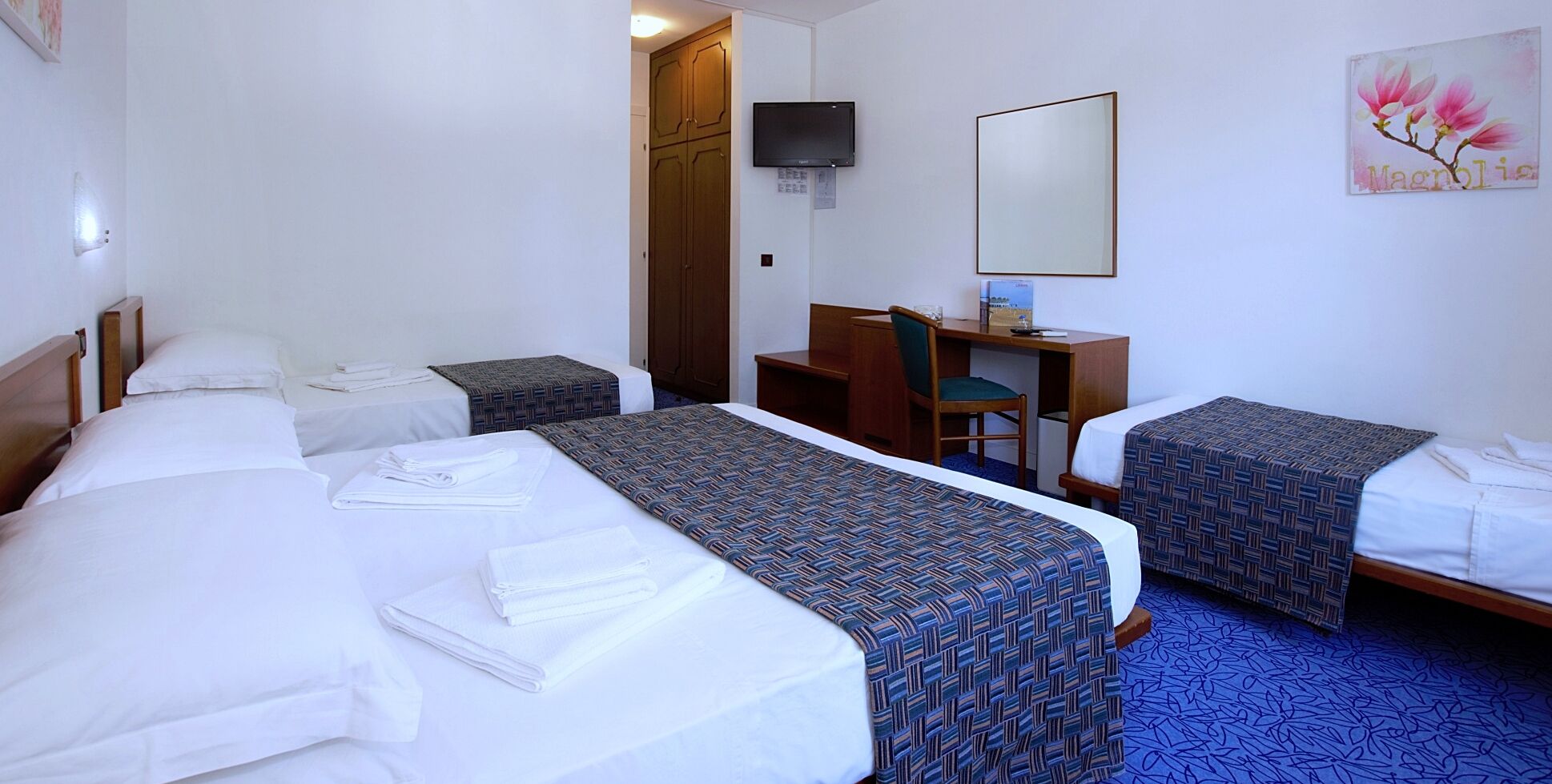 quadruple room | in-room safe, desk, free wifi, bed sheets