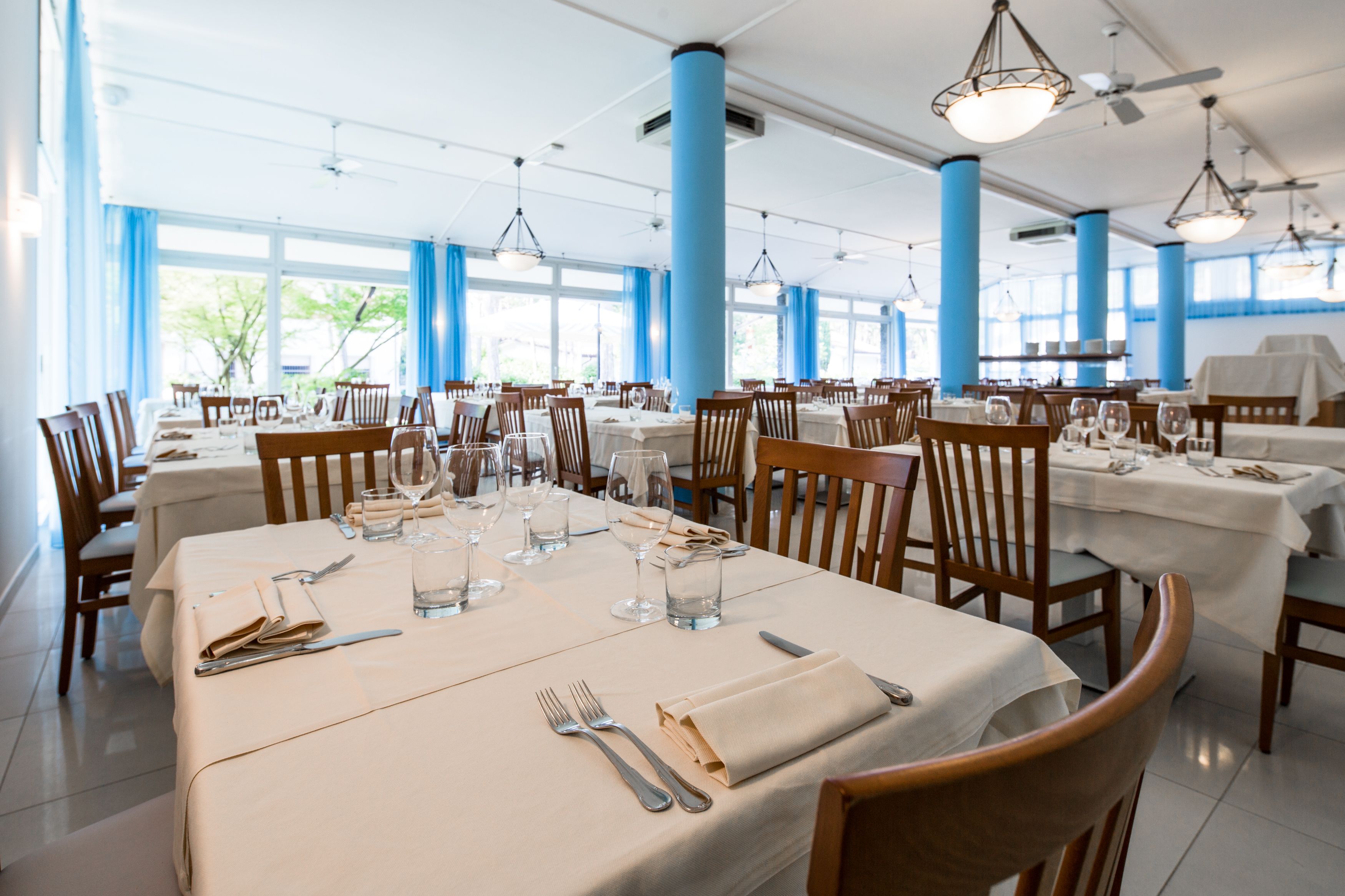 lunch and dinner served, italian cuisine