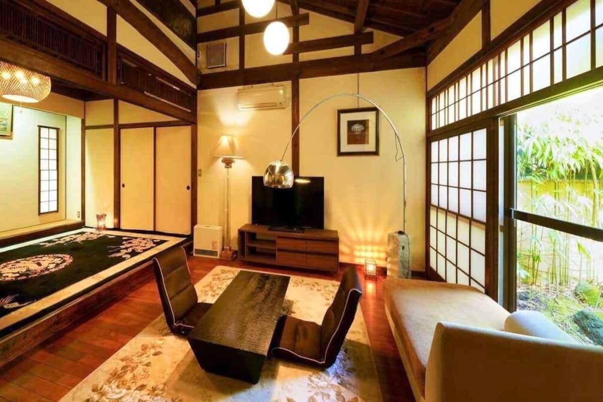 Une pièce de style japonais traditionnel, avec un sol recouvert de tatamis, une table basse et un canapé.