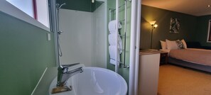 Studio | Bathroom shower - Canoe Safaris Lodge (Ohakune)