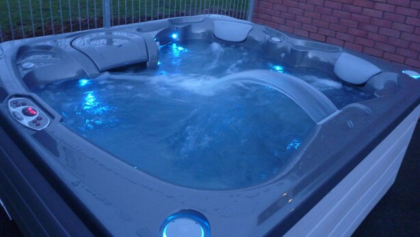 A hot tub with a control panel and a circular drain. - Canoe Safaris Lodge (Ohakune)