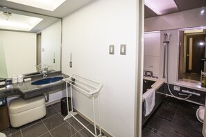 Deluxe Twin Room, Non Smoking | Bathroom amenities | Free toiletries, hair dryer, slippers, electronic bidet - Hotel Zaaz (Oita)