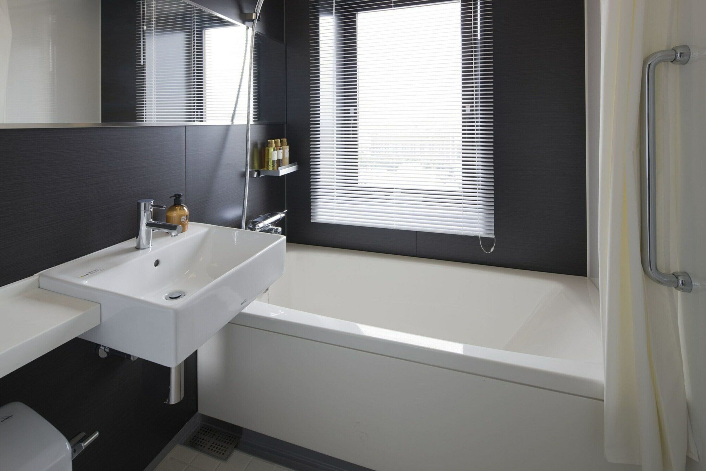 Habitación superior con 2 camas individuales, no fumadores (with Extra Bed) | Baño | Ducha y bañera combinadas y artículos de higiene personal gratuitos