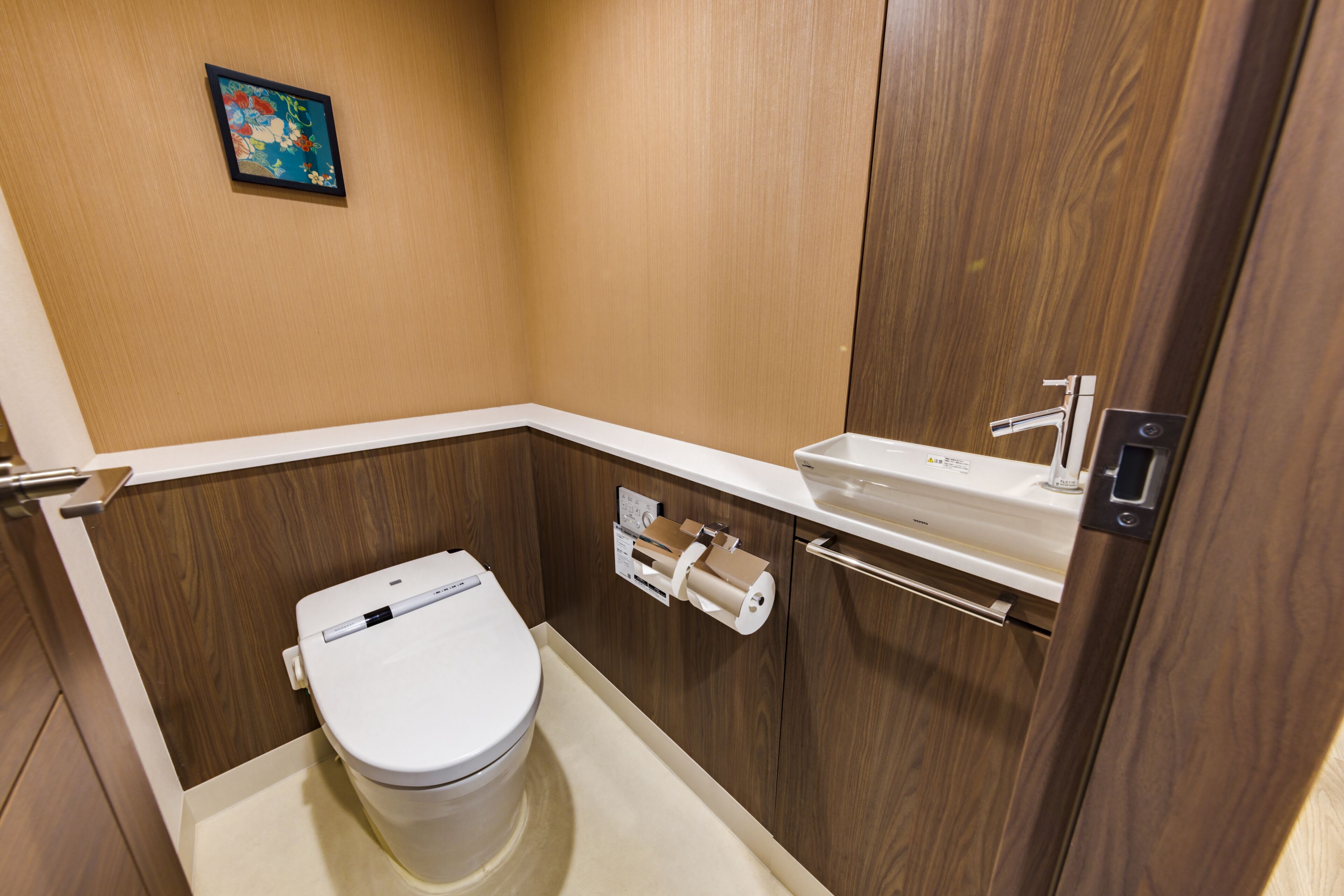 Combined shower/bathtub, free toiletries, hair dryer, slippers