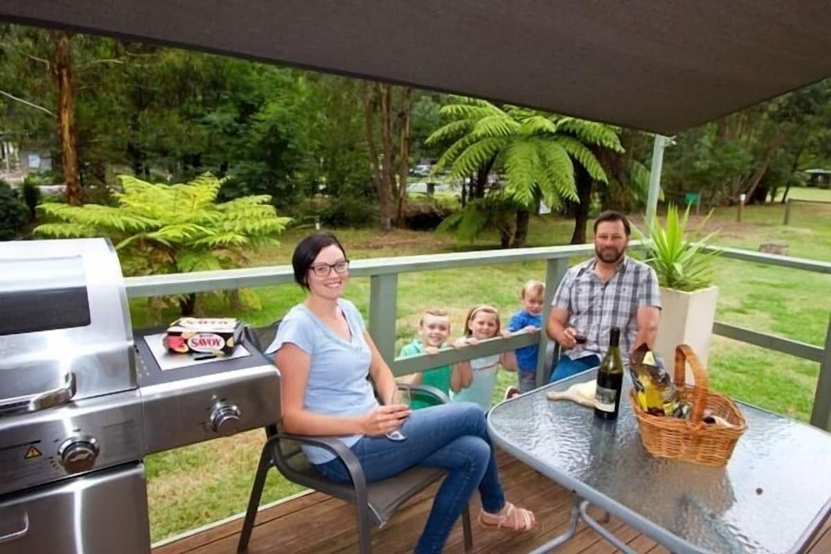 Comfort Cabin, Balcony, River View | BBQ/picnic area