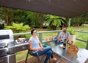 Comfort-Ferienhütte, Balkon, Flussblick | Grill-/Picknickplatz