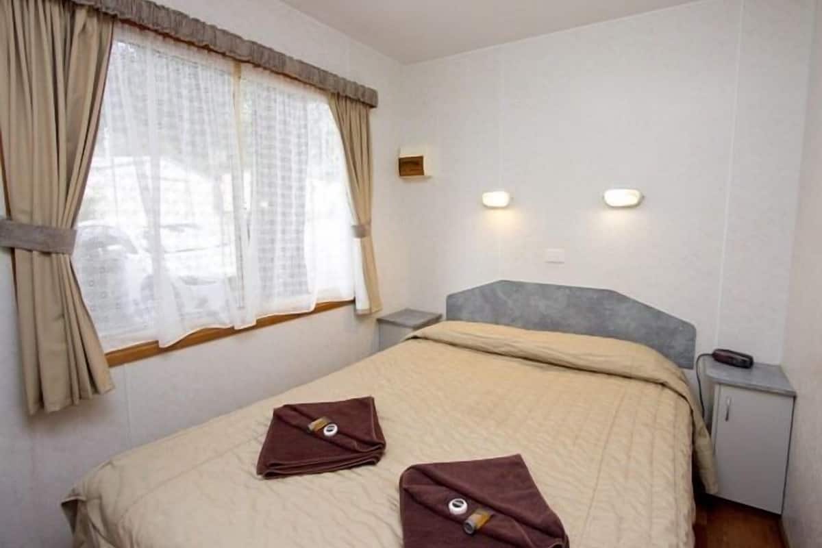 2 bedrooms, hypo-allergenic bedding, iron/ironing board, free WiFi