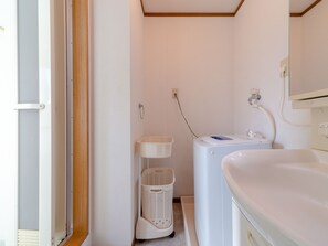 Een bad/douchecombinatie, gratis toiletartikelen, een haardroger