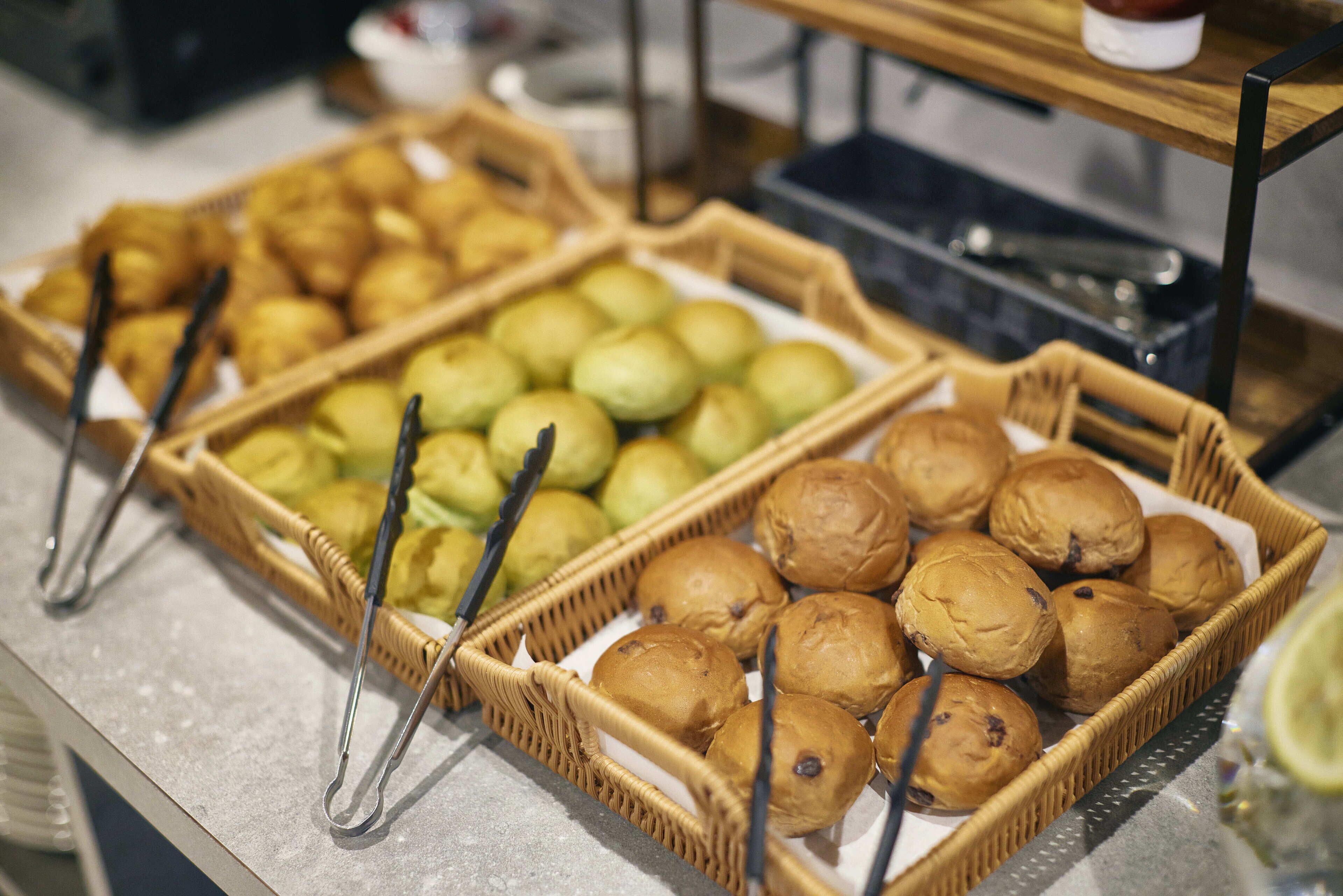 Un bufé con diferentes alimentos en cestas de mimbre.