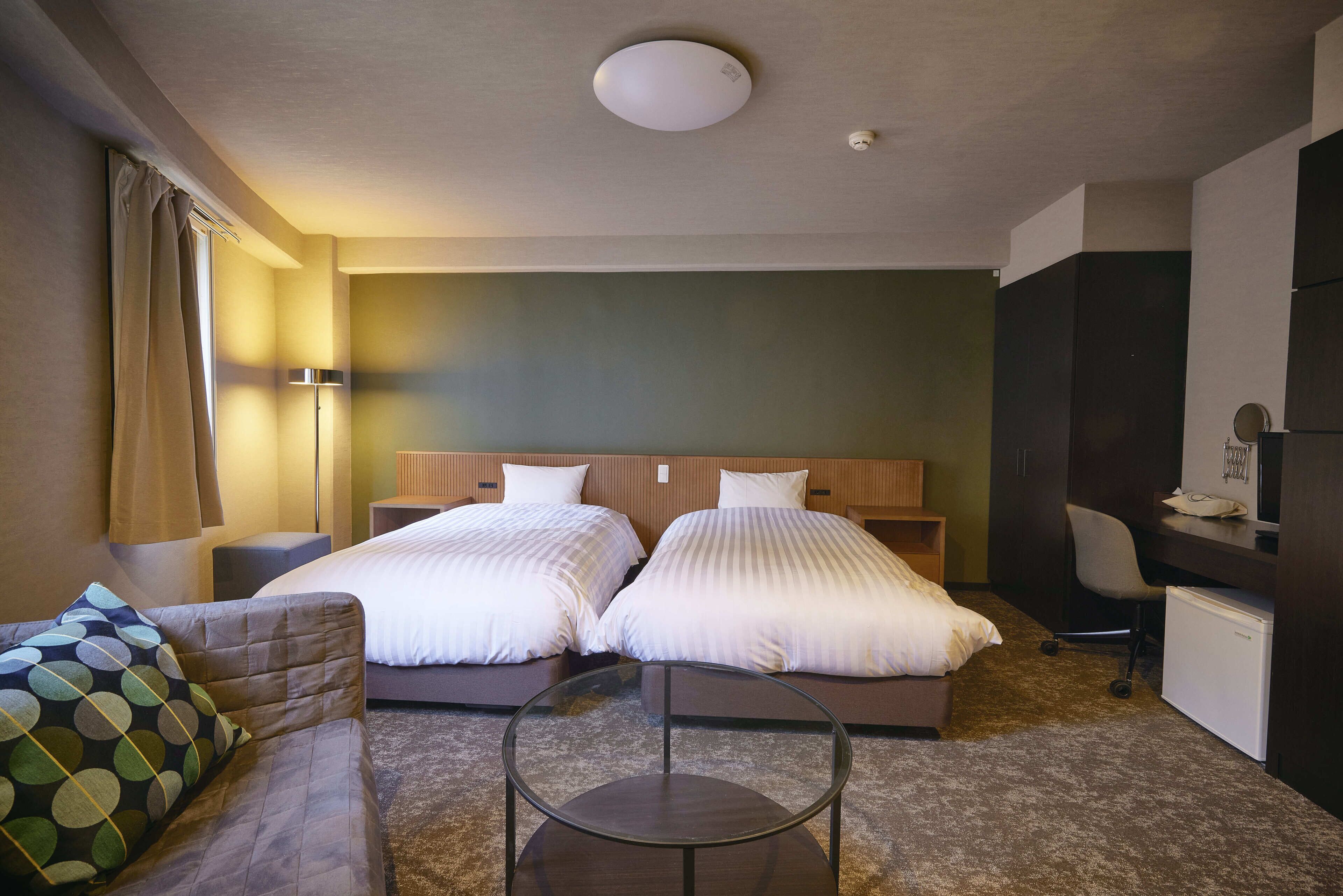 办公桌、笔记本电脑工作区、遮光窗帘、熨斗/熨板